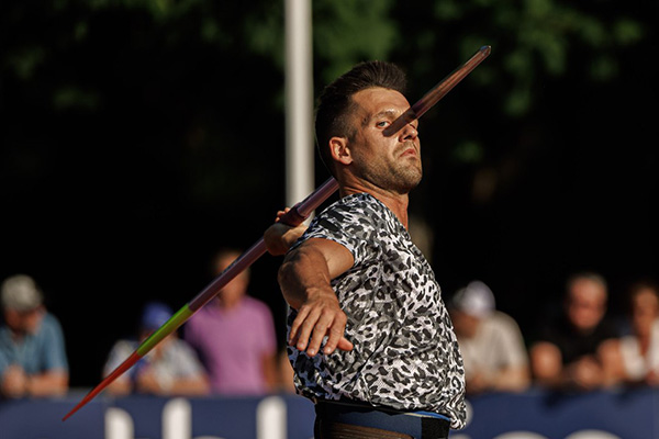 The shadow in this optical illusion make it look like the javelin thrower impaled himself.