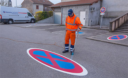 Anamorphic road markings by Metalbac & Farbe