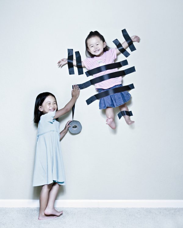 Jason Lee daughters bending gravity illusion