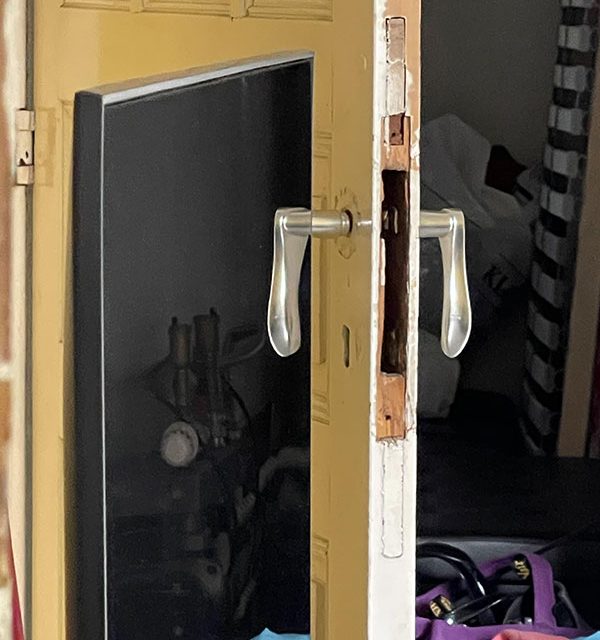 Door handle optical illusion reflection