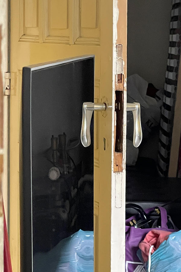 Door handle optical illusion reflection