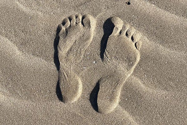 footprints in the sand depth ambiguity
