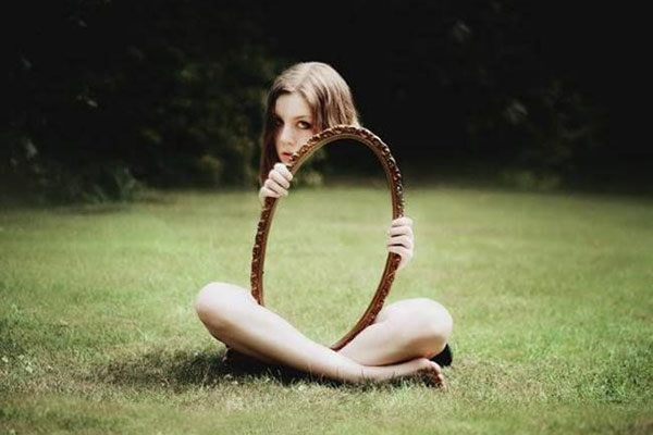 Invisible - viral photo of girl with mirror