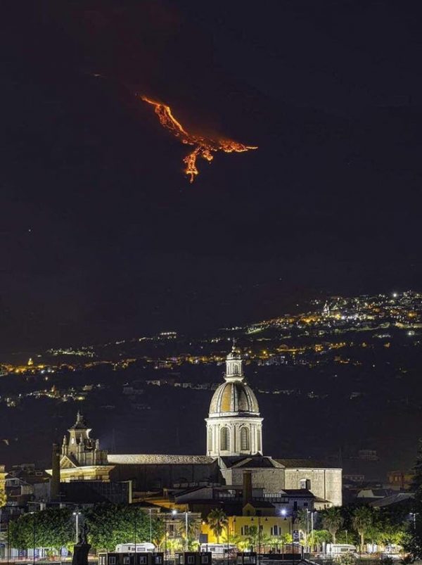 This is the volcano Mount Etna in Sicily erupting. The bright lava against an almost invisible mountain looks like a Phoenix (or Mutalisk)
