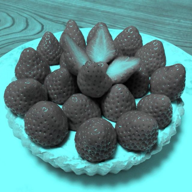 Strawberries color constancy