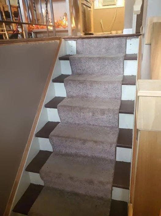 These deadly stairs look wrong for a second, until you blink. If you can see it only in one way, just scroll up and down and you will see the other way appear.